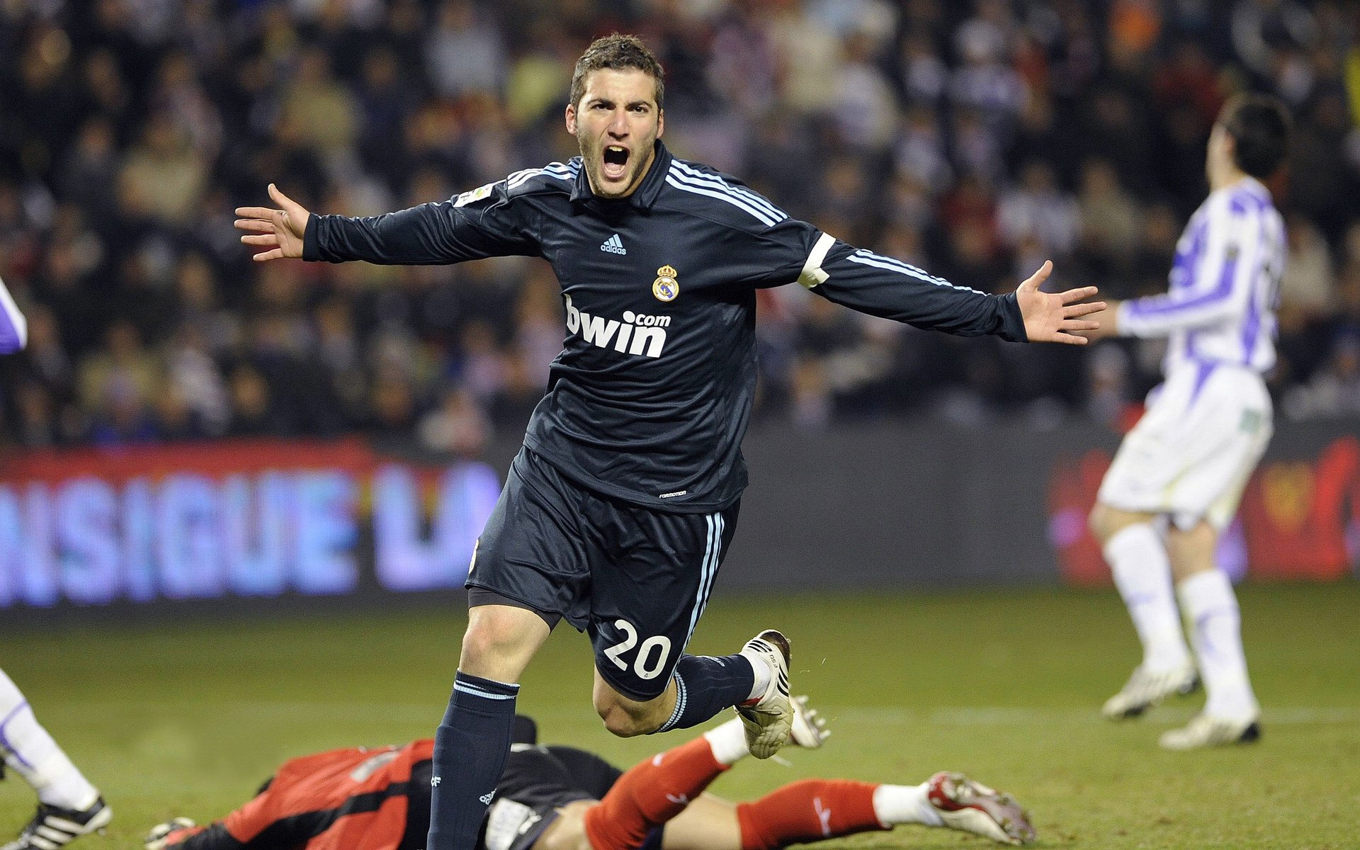 开云 官网 入口-逆风高歌：决不言败的欧冠球队传奇，欧冠经典翻盘